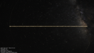 Sequência de satélites Starlink brilhantes movendo-se em linha reta no céu noturno, com estrelas ao fundo.